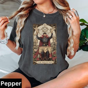 Doktor Strange Das Zauberer-Tarot-Karten-Shirt | Marvel Superhero T-Shirt | Komfort Farben T-Shirt | Erwachsenen Unisex T-Shirt | Tarotkarte Nummer 1