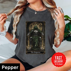 Doctor Doom de keizer tarotkaart T-shirt, Marvel comfort kleur shirt, Avengers Doomsday shirt, T-shirt volwassen uniseks, tarotkaart nummer 4