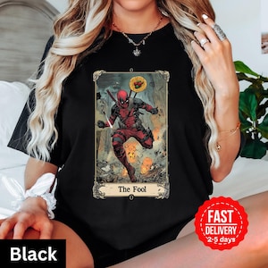 Maglietta con la carta dei tarocchi di Deadpool The Fool / Maglietta con colori comodi da supereroe Marvel / Maglietta unisex per adulti / Numero carta dei tarocchi 0 / Maglietta con grafica divertente