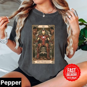 Iron Man Das Kaiser Tarot Karten Shirt, Avengers Marvel Comfort Farben T-Shirt, Superheld Unisex Shirt, Grafik Shirt für Erwachsene, Tarot Karte Nummer 4