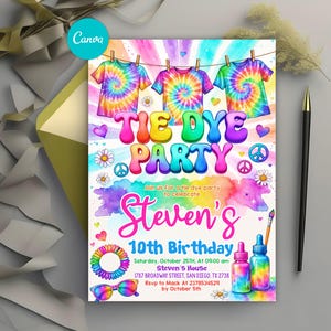 Può includere: Un colorato invito per una festa tie-dye. Il design presenta magliette tie-dye appese a un filo, le parole "Tie Dye Party" e i dettagli del 10° compleanno di Steven. Include margherite, cuori, simboli di pace e accessori arcobaleno.