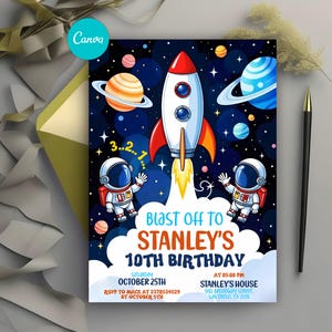 Può includere: Un colorato invito di compleanno a tema spaziale con un razzo in partenza, pianeti, stelle e due astronauti. L'invito recita "Blast Off To Stanley's 10th Birthday" con i dettagli dell'evento. Lo sfondo è blu scuro con nuvole bianche.