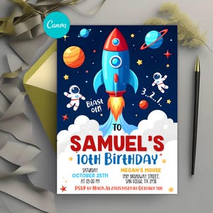 Può includere: Un razzo blu e rosso con una fiamma gialla vola attraverso uno spazio blu scuro con stelle e pianeti. Il testo "Blast off!" è scritto sotto il razzo. Il testo "To Samuel's 10th Birthday" è scritto sotto il razzo. Il testo "Saturday October 25th at 05:00 PM" è scritto sotto il testo "To Samuel's 10th Birthday". Il testo "Megan's House 1787 Broadway Street, San Diego, TX 2738" è scritto sotto la data. Il testo "RSVP to Mack At 2378534529 By October 5th" è scritto sotto l'indirizzo.