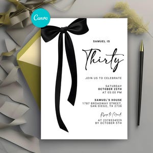 Puede incluir: Una invitación de cumpleaños en blanco y negro con un lazo negro en la parte superior. La invitación dice "Samuel tiene treinta años" e incluye los detalles del evento, incluida la fecha, la hora y la ubicación. RSVP a Mack antes del 5 de octubre al 2378534529.