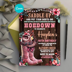 Puede incluir: Una invitación de cumpleaños con temática de vaquero. El diseño presenta un fondo de madera marrón con las palabras "Saddle Up" y "Hoedown". Botas de vaquero rosas y un sombrero se muestran con acentos florales. La invitación es para el 40 cumpleaños de Hayden.