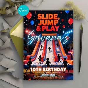 以下が含まれることがあります： 「SLIDE, JUMP & PLAY」と「Gavana's 10th Birthday」のテキストが入った誕生日パーティーの招待状。子供たち、風船、紙吹雪が描かれた、インフレータブル滑り台のデザインが、暗い背景にあります。