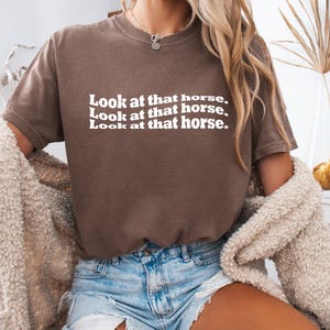 Comfort Colors® •LOOK AT THAT HORSe• カウボーイTシャツ、ウエスタンTシャツ、ウエスタンホースライダーTシャツ、レトロカウボーイシャツ、カウガールシャツ、馬