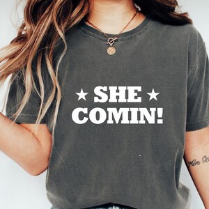 Comfort Colors® •SHE COMIN!• カウボーイ T シャツ、ウエスタン T シャツ、ウエスタン バチェロレッテ T シャツ、レトロ カウボーイ シャツ、カウガール シャツ、シー カミン T シャツ