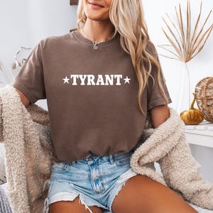 Comfort Color のヴィンテージ •TYRANT• カウボーイ T シャツ、ウエスタン T シャツ、ウエスタン バチェロレッテ T シャツ、レトロ カウボーイ シャツ、カウガール シャツ、ホット チック