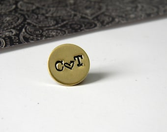 Pins veste initiales et coeur. Laiton. Petite boutonniere monogramme. Pins gravé personnalisé. Pins de costume. 12 mm. Temoins, mariage