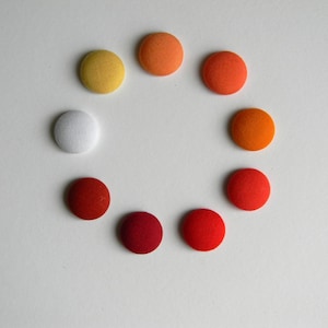 Pin de solapa. Rojo, naranja, amarillo, marron. Broche hombre. Complemento para traje.