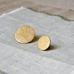 Alfinete de lapela de latão. Texturizado a martelo. Alfinete minimalista. Alfinete de gravata. Broche redondo. Alfinete de lapela pequeno. 12 mm - 1/2 polegada - 19 mm - 3/4 polegada