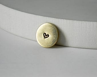 Reversspeld met hart. Kleine koperen pin. Handgestempeld.