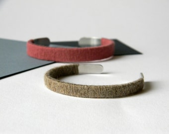 Cadeau noces de laine. Bracelet personnalisé. Jonc initiales. Septième anniversaire de mariage.