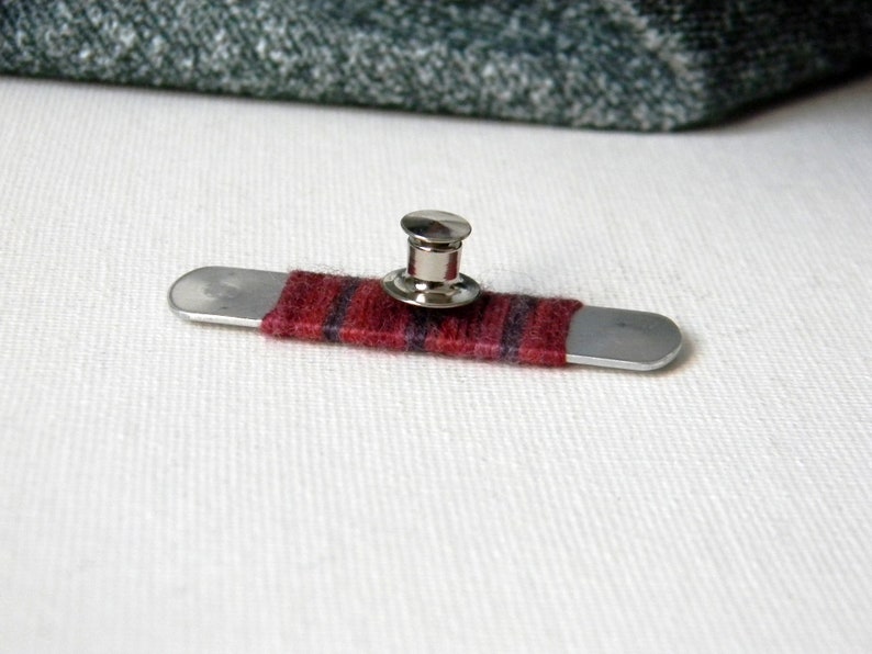 Broche pin. Rectangulaire. Broche laine. Pour écharpe, poche veste, manteau, chapeau. Rouge, violet. 5 cm x 1.3 cm image 4