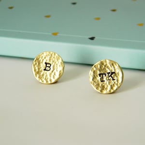 Pin de iniciales. Latón cincelado. Pequeño. 12 mm. Pin personalizado. Pin de traje. Regalo testigos de boda.