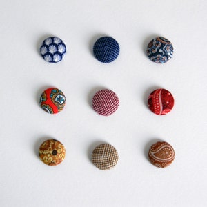 Lapel pin. Mens lapel button pin. Round boutonniere. Blue, red, green, yellow. Fabric buttonhole pin. Paisley, geometric, solid.