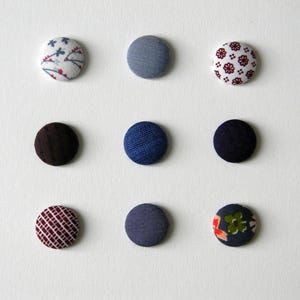 Pin solapa chaqueta. Azul índigo, burdeos. Complemento para traje. Broche ojal.