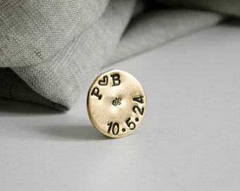 Date lapel pin. Initials. Custom pin. Brass tie pin. Wedding date. Initials and heart. Groom. Groomsmen. Round lapel pin. 19 mm - 3/4 inch