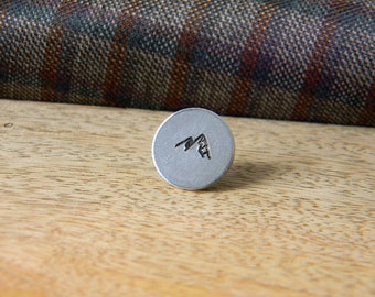 Pin montaña. Pin redondo personalizado. Pin para solapa chaqueta. Broche pequeña. Trekking.