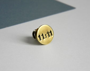 Pins veste nombre des anges. Nombres doubles. Laiton. Numeros. Pins cravatte. 12 mm. Chiffre porte-bonheur. Pins personnalisé.