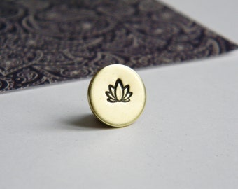 Pins fleur de lotus. Petit pins laiton. Pins rond avec symbole du lotus. Yoga. 12mm.