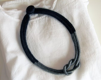 Collier laine. Collier noeud infini tour de cou. Gris clair, gris foncé. Cadeau septième annniversaire mariage. Noces de laine.