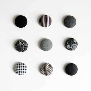 Pin de solapa. Blanco, negro, gris, marròn. Color liso o dibujo flores, cuadritos, geometricos.