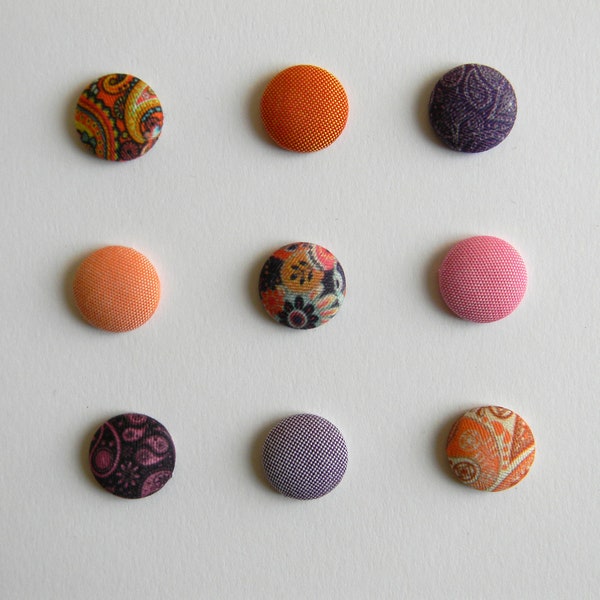 Pins veste. Orange, violet, rose. Motifs cachemire. Petit pins rond en tissu. Pour homme, pour femme. Style bureau. Fabriqué en Italie.