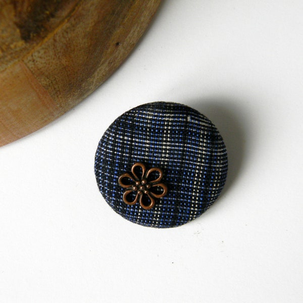 Broche ronde en tissu. Bleu indigo. Ecossais. Broche écharpe, manteau. Pièce unique