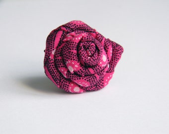 Fleur à la boutonniere geometrique. Fuchsia et noir. Motifs africain. Broche homme. Fleur revers. Pins veste. 35 mm