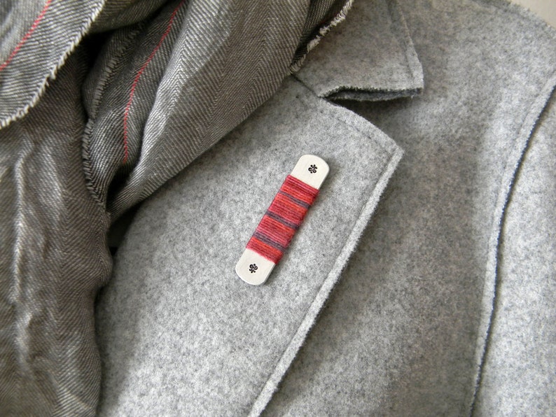 Broche pin. Rectangulaire. Broche laine. Pour écharpe, poche veste, manteau, chapeau. Rouge, violet. 5 cm x 1.3 cm image 2