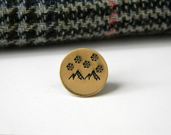 Pin de solapa con montaña y copos de nieve. Pin chaqueta. 19 mm Pin de traje. Regalo para amantes montaña