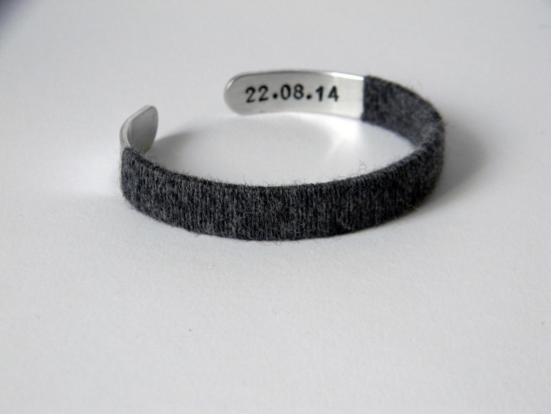 Wool cuff bracelet. Wool and metal. Engraved and personalized with date in the inner side. Gift for the wool anniversary.