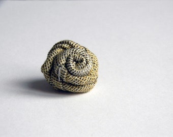 Fleur à la boutonnière jaune. Petite boutonniere. Broche fleur pour costume ou veste.