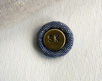 Spilla giacca con iniziali. Boutonniere iniziali nome. Spilla in lino e metallo. Spilla rotonda con incisione. Personalizzata. Monogramma