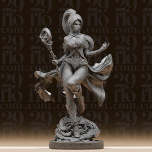 Könnte beinhalten: Graue Figur einer weiblichen Fantasy-Figur, die einen Stab hält und ein fließendes Outfit trägt. Die Figur ist dynamisch auf einem detaillierten Sockel posiert, mit komplizierten Details in der Kleidung und den Haaren. Der Hintergrund hat ein sich wiederholendes Muster der Zahl 29 und des Wortes "flo".