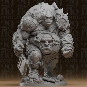 Könnte beinhalten: Eine graue, unbemalte Miniaturfigur eines massigen, muskulösen Wesens mit einem zweiten, kleineren Gesicht, das in den Oberkörper eingebettet ist. Die Figur hat eine raue, texturierte Haut, trägt zerlumpte Rüstungsteile und hält ein großes, schweres Hackbeil.