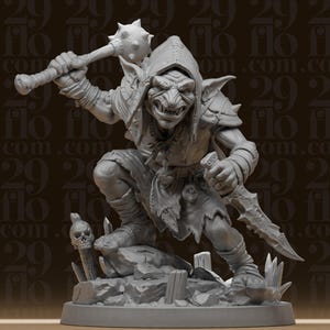 Op de afbeelding: Een grijze goblin-beeldje, gehurkt met een knots met spikes omhoog en een dolk. De goblin draagt een capuchon en harnas, met een dreigende uitdrukking. De basis heeft een schedel en rotsen.