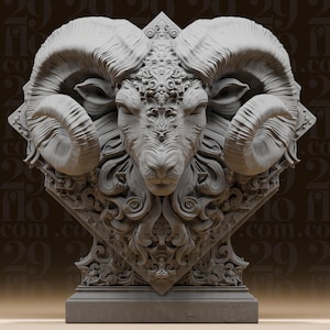 Könnte beinhalten: Eine detaillierte, graue Skulptur eines Widderkopfes mit großen, gebogenen Hörnern. Die Skulptur weist aufwendige Schnitzereien auf und ist auf einem dekorativen Sockel montiert. Der Hintergrund hat den Text "flo flo com.co 29 29".