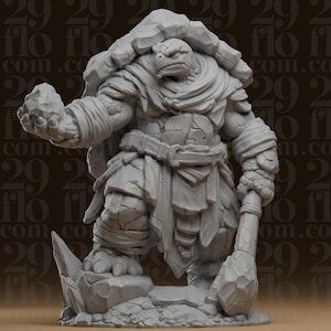Op de afbeelding: Een grijs, onbeschilderd harsminiatuur van een humanoïde schildpadkrijger. Het figuur heeft een getextureerd schild, gelaagde kleding en een riem. Het houdt een kleine steen in de rechterhand en een grote, zware stenen knots in de linkerhand, staand op een rotsachtige basis.