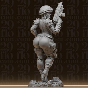 Könnte beinhalten: Graue Figur einer Soldatin in Kampfausrüstung, die ein Gewehr hält. Die Figur ist detailliert mit Helm, Rüstung und taktischer Ausrüstung. Der Sockel ist strukturiert, und der Hintergrund zeigt ein sich wiederholendes Muster aus Zahlen und Text.