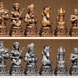 Op de afbeelding: Een gedetailleerde schaakset met gouden en zilveren stukken. De set bevat een koning, een koningin, een bisschop, een ridder, een toren en een pion, elk met een sierlijke basis. De schaakstukken worden op een plank getoond.