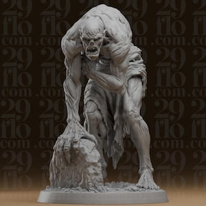 Könnte beinhalten: Eine graue, unbemalte Miniaturfigur einer gebeugten, muskulösen humanoiden Kreatur mit skelettartigem Gesicht, entblößten Zähnen und zerlumpter Kleidung. Die Kreatur beugt sich vor und stützt eine große, bekrallte Hand auf einen rauen Steinblock.