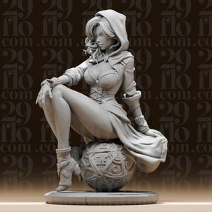 Könnte beinhalten: Detaillierte Figur einer Frau in einer Kapuzenrobe, die auf einer dekorativen Kugel sitzt. Die Figur trägt ein Oberteil im Korsettstil, Stiefel und einen langen Mantel. Die Kugel hat ein kompliziertes Design. Die Figur ist hellgrau.