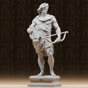 Könnte beinhalten: Eine detaillierte, hellgraue Statue einer muskulösen männlichen Figur, die eine Leier und einen Bogen hält. Die Statue steht auf einem rechteckigen Sockel mit Sonnenstrahlendesign. Die Figur ist in klassischer Kleidung drapiert.