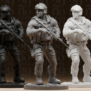 Puede incluir: Tres estatuas detalladas de un soldado con equipo de combate, cada una en un tono de gris diferente. Las figuras sostienen rifles y llevan cascos, chalecos y pantalones tácticos. Las estatuas están sobre bases individuales.