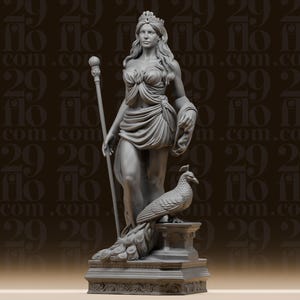 Può includere: Statua grigia di una donna con corona e abiti drappeggiati, che tiene uno scettro. Un pavone è in piedi su un piedistallo ai suoi piedi. Lo sfondo ha un motivo ripetuto del numero "29".