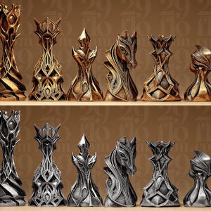 Peut inclure: Un ensemble de pièces d'échecs au design complexe en deux couleurs : bronze et argent. Les pièces présentent des formes abstraites ornées, dont une tête de cheval, et sont exposées sur une étagère en bois. L'ensemble d'échecs est un objet décoratif.