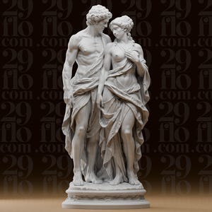 Può includere: Una scultura bianca che raffigura due figure in piedi l'una accanto all'altra, drappeggiate in tessuti fluidi. La figura maschile a sinistra guarda verso quella femminile a destra, che tiene del tessuto sul petto. Entrambe sono a piedi nudi.